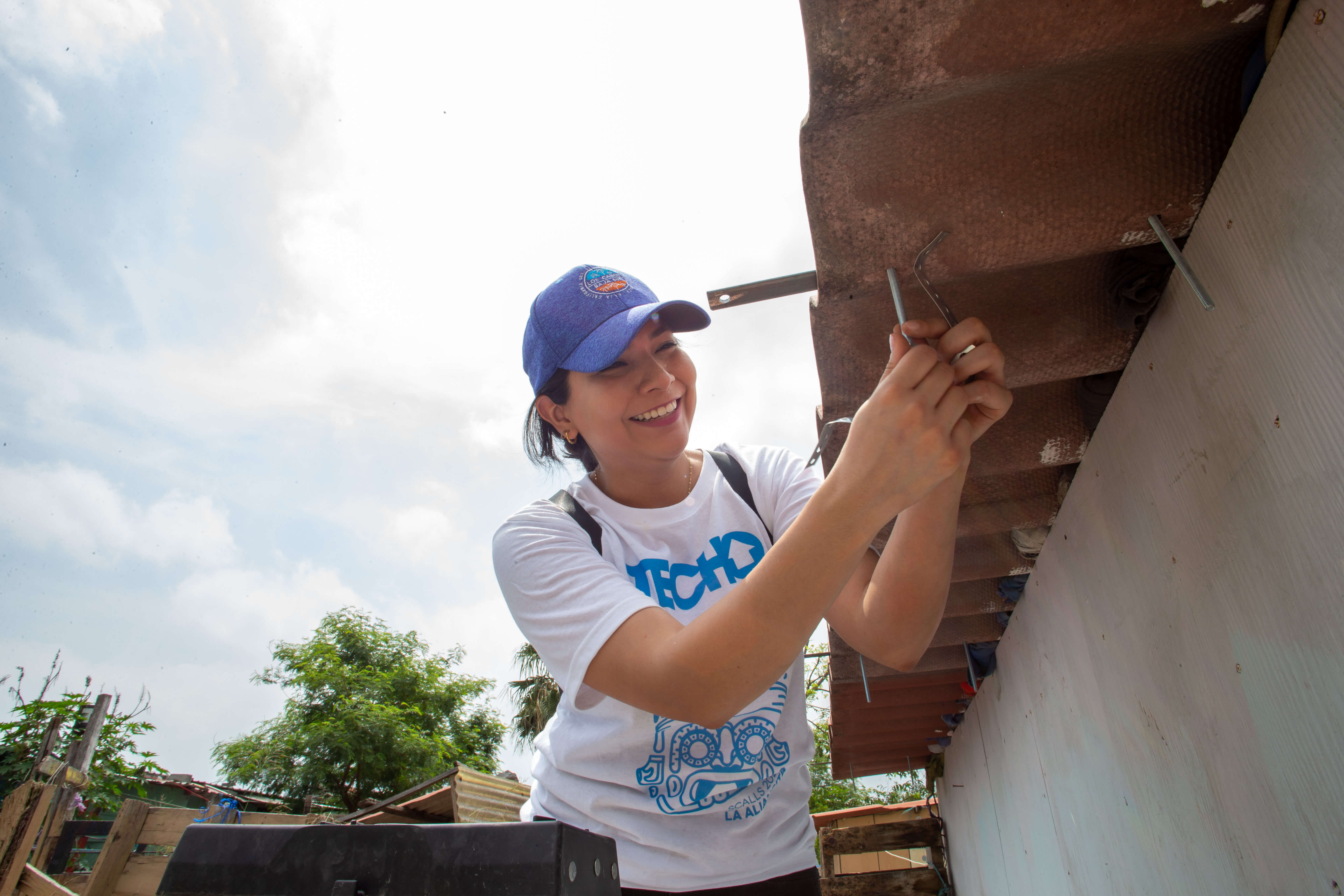 Proeza Volunteers build 16 rainwater systems for Aliancita community.